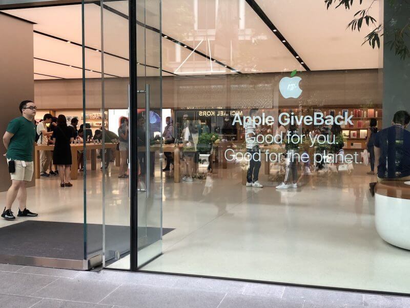 Apple решила сменить свой логотип на один день. Apple решила сменить свой логотип на один день. Фото.
