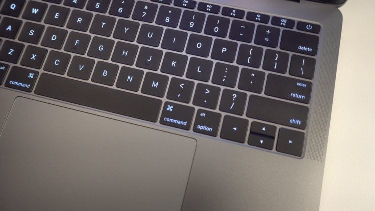 Пользователи жалуются на Apple из-за клавиатуры новых MacBook. Фото.