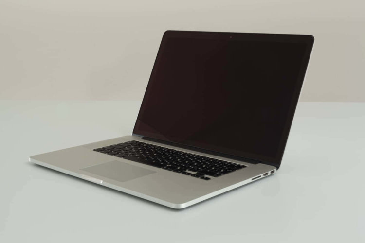Apple снова может обеспечить платную замену батареи в старых MacBook Pro. Фото.