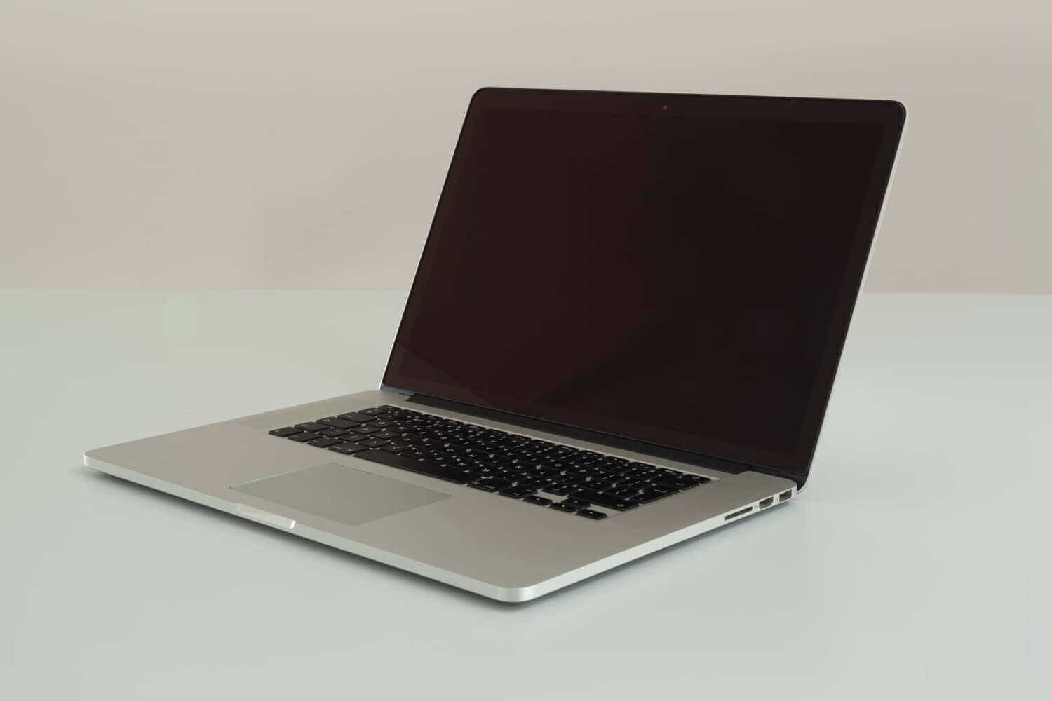 Apple снова может обеспечить платную замену батареи в старых MacBook Pro. Apple снова может обеспечить платную замену батареи в старых MacBook Pro. Фото.