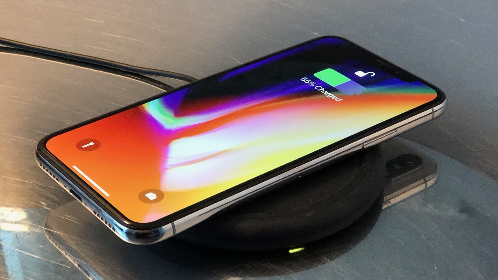 Apple хотела лишить iPhone X всех разъемов. Apple хотела лишить iPhone X всех разъемов. Фото.