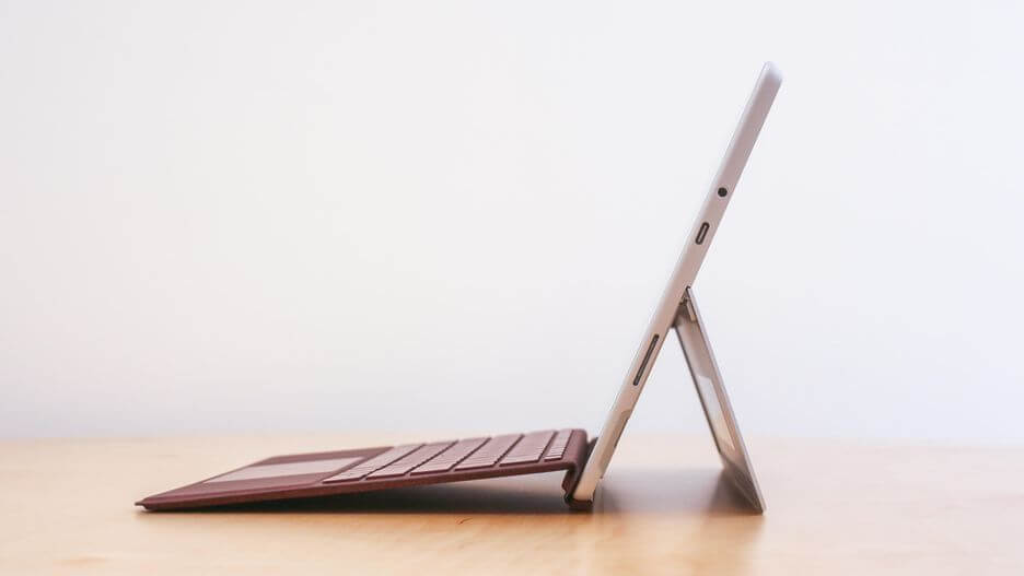 Представлен Surface Go — доступный конкурент iPad 2018 от Microsoft. Поддержка пера и внешняя клавиатура. Представлен Surface Go — доступный конкурент iPad 2018 от Microsoft. Поддержка пера и внешняя клавиатура. Фото.