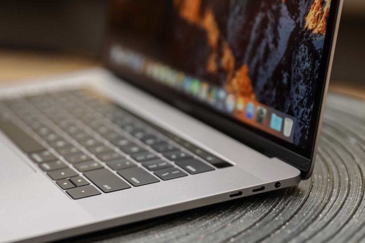 Клавиатура новых MacBook Pro останется их эксклюзивом. Фото.