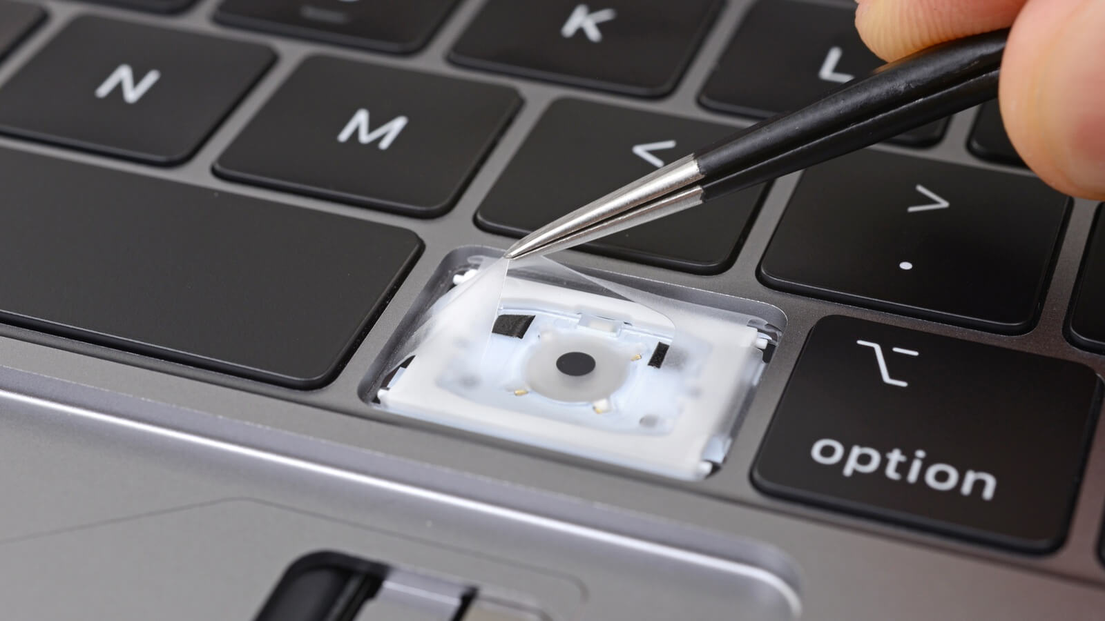 Apple подтвердила предназначение прокладки под клавиатурой новых MacBook Pro. Apple подтвердила предназначение прокладки под клавиатурой новых MacBook Pro. Фото.