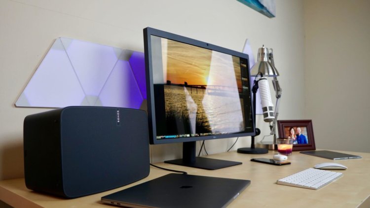 Режим TrueTone на новых MacBook Pro совместим с внешними мониторами. Фото.