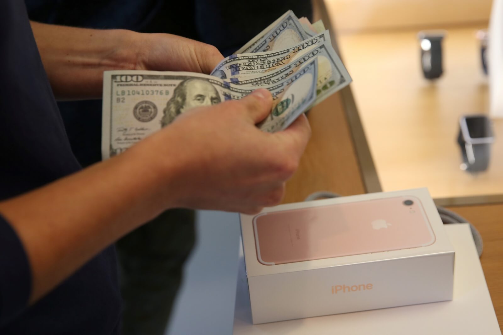 Apple предупредила о возможном повышении цен на свою продукцию. Apple предупредила о возможном повышении цен на свою продукцию. Фото.