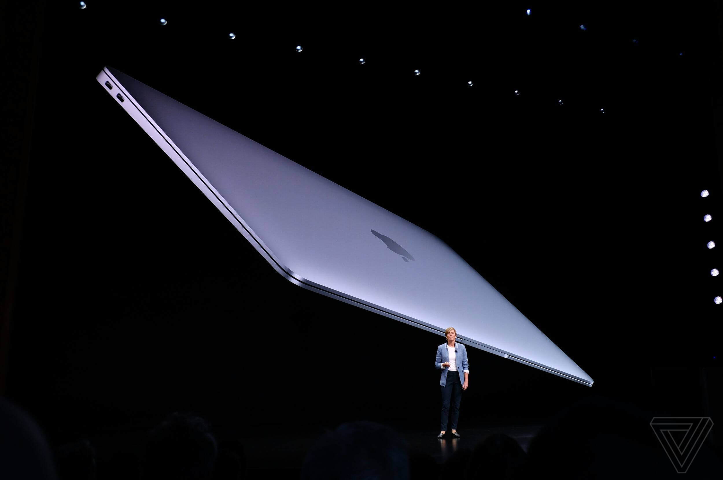 Apple представила MacBook Air с дисплеем Retina. Apple представила MacBook Air с дисплеем Retina. Фото.