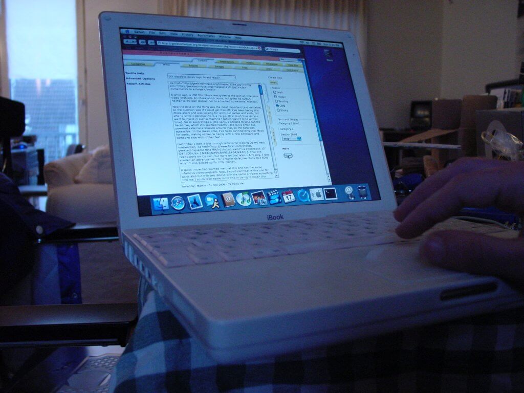 iBook G3: “Льдинка” в песках Сахары. iBook G3 (Mid 2002). iBook G3: “Льдинка” в песках Сахары. iBook G3 (Mid 2002). Фото.