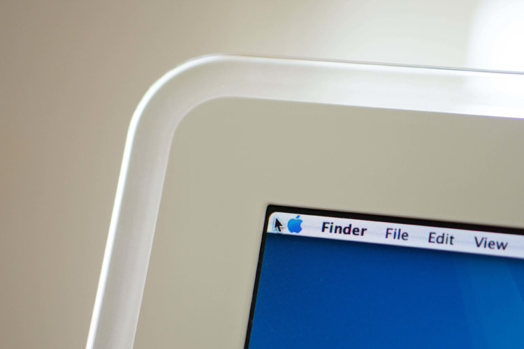 iMac G4 (Early 2003): весенние подсолнухи 2003 года. iMac G4 (Early 2003): весенние подсолнухи 2003 года. Фото.