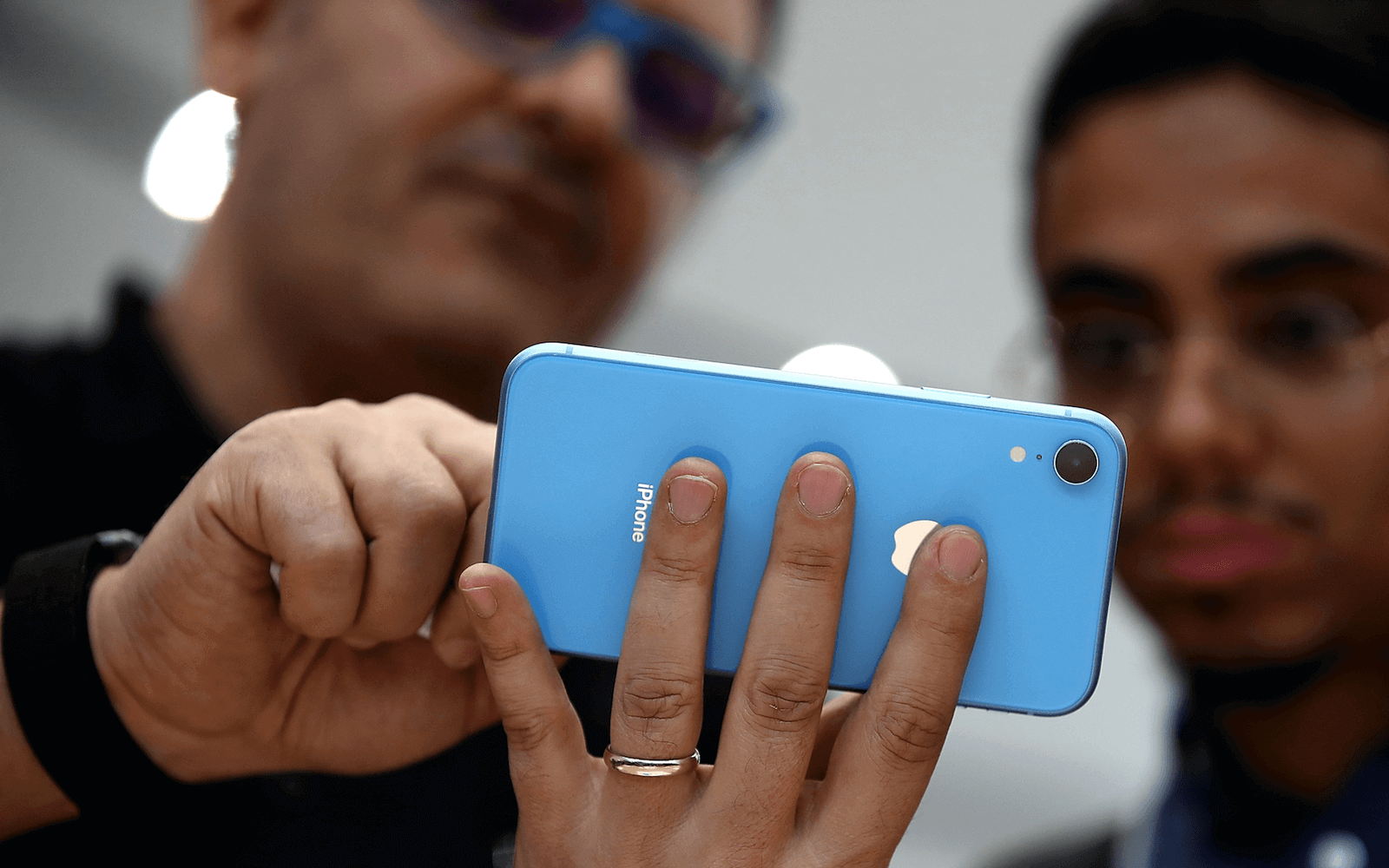 Сколько живут айфоны. Apple iphone XR Apple. Человек с айфоном. Айфон XR В руке. Айфон XR голубой.