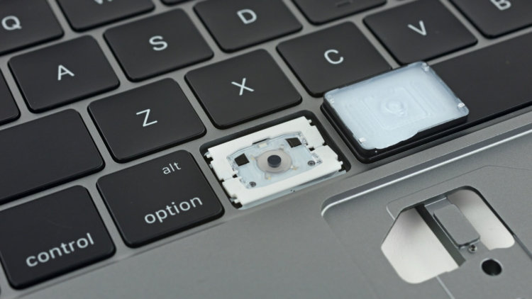 Пользователи массово жалуются на проблемы с клавиатурой новых MacBook Pro. Фото.