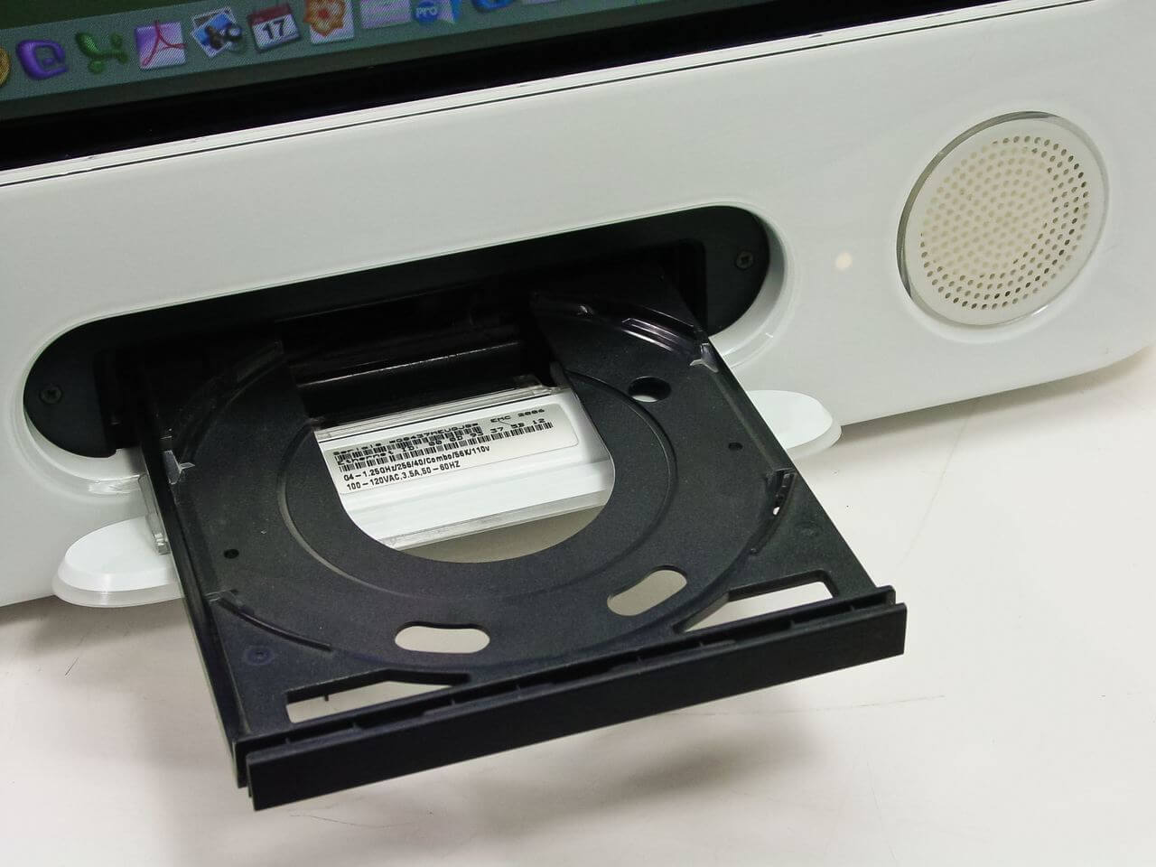 Третье поколение eMac: eMac (USB 2.0), апрель 2004. Варианты. Третье поколение eMac: eMac (USB 2.0), апрель 2004. Варианты. Фото.