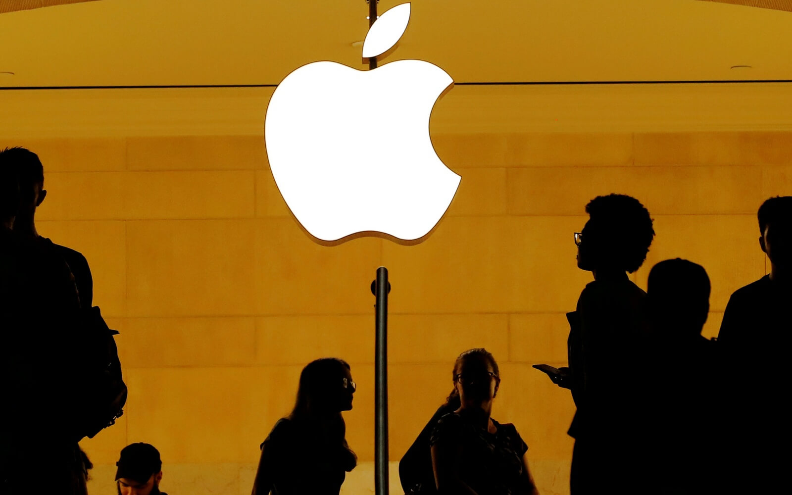 Apple обвинили в завышении цен в App Store. Компания все отрицает. Apple обвинили в завышении цен в App Store. Компания все отрицает. Фото.