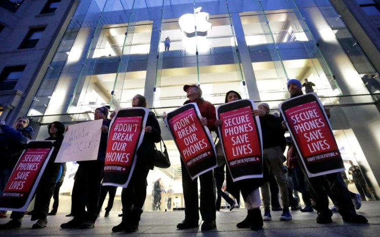 Генпрокуратура США обвинила Apple в создании помех спецслужбам. Фото.