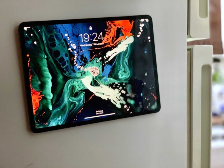 Новый iPad Pro можно закрепить с помощью встроенных магнитов. Фото.