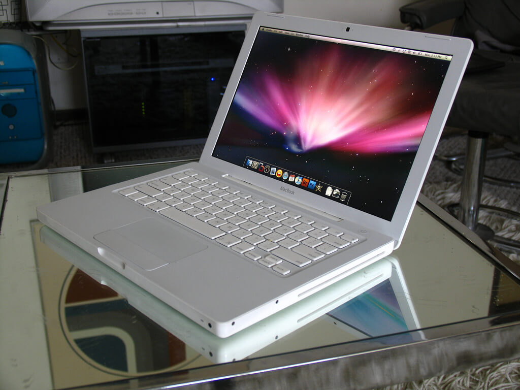 Первый новый Mac эпохи iPhone (MacBook). Белое и черное, теперь от “просто Apple”. Первый новый Mac эпохи iPhone (MacBook). Белое и черное, теперь от “просто Apple”. Фото.