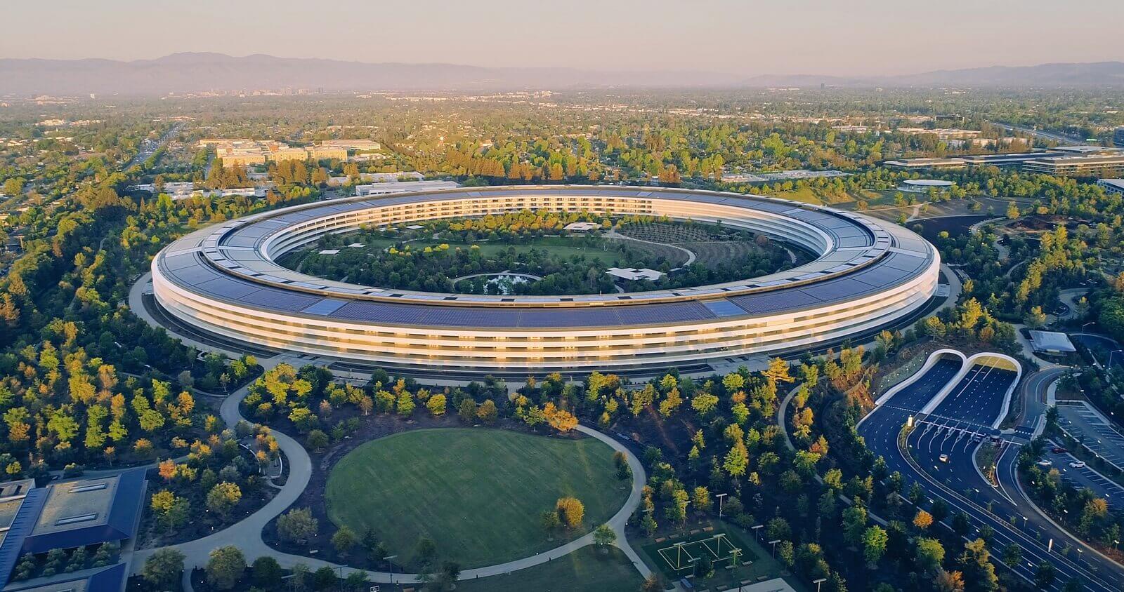 Куда потратить миллиард долларов? Отвечает Apple. Куда потратить миллиард долларов? Отвечает Apple. Фото.