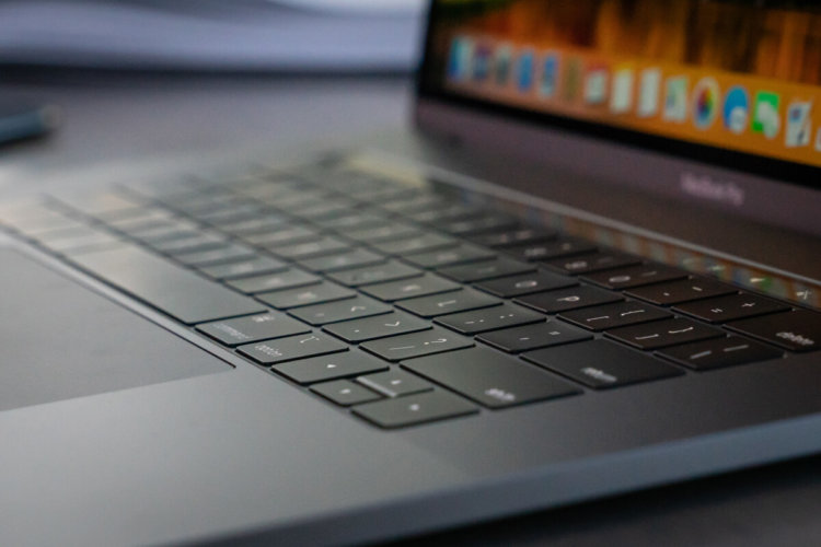 Владельцы MacBook Pro (2018) пожаловались на проблемы с клавиатурой. Фото.