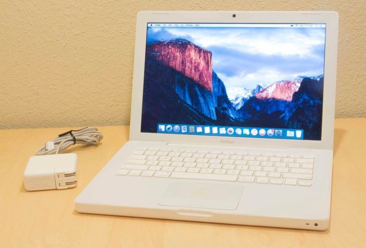 Реликтовый MacBook из поликарбоната…. Фото.