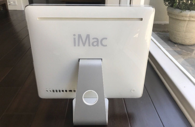 Белый iMac, среднего класса. Белый iMac, среднего класса. Фото.