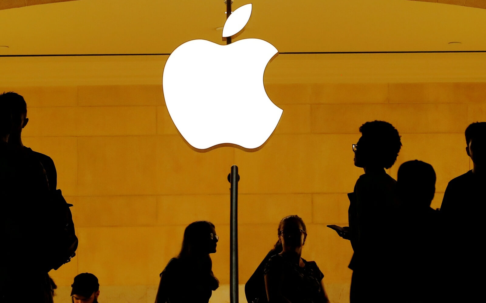 Суд Германии вынес запрет на продажу некоторых iPhone. Суд Германии вынес запрет на продажу некоторых iPhone. Фото.