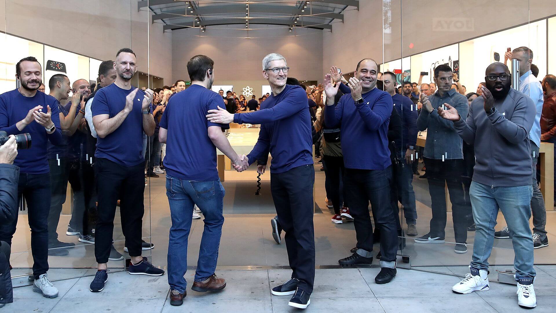 Apple ограничит найм новых сотрудников из-за низких продаж iPhone. Apple ограничит найм новых сотрудников из-за низких продаж iPhone. Фото.