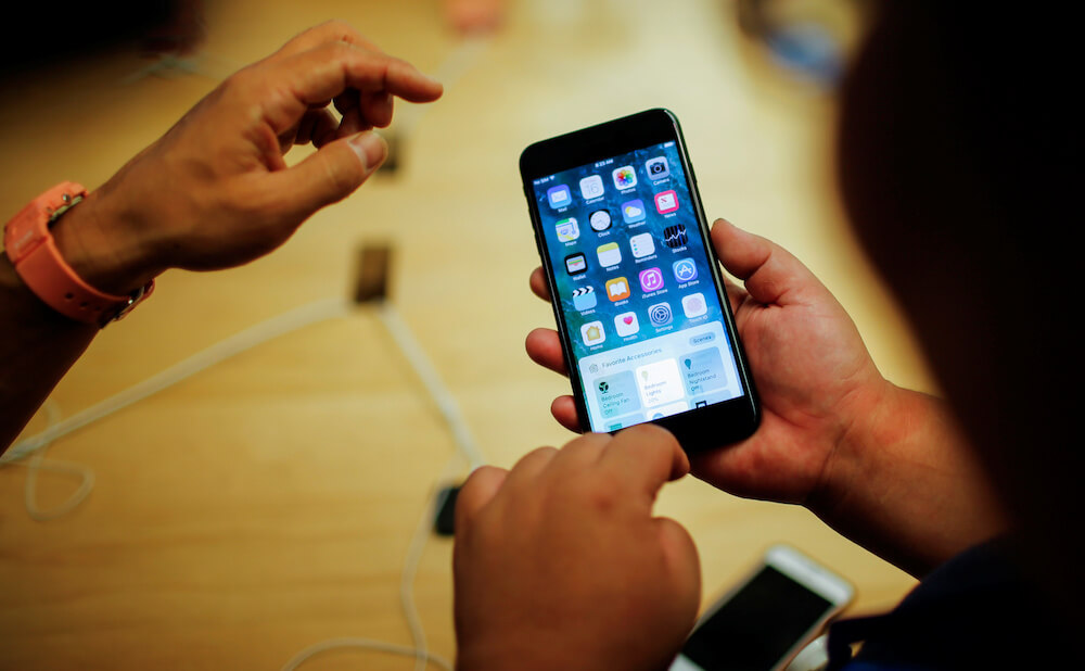 Уязвимость в iPhone позволяла шпионить за дипломатами и лидерами государств. Уязвимость в iPhone позволяла шпионить за дипломатами и лидерами государств. Фото.