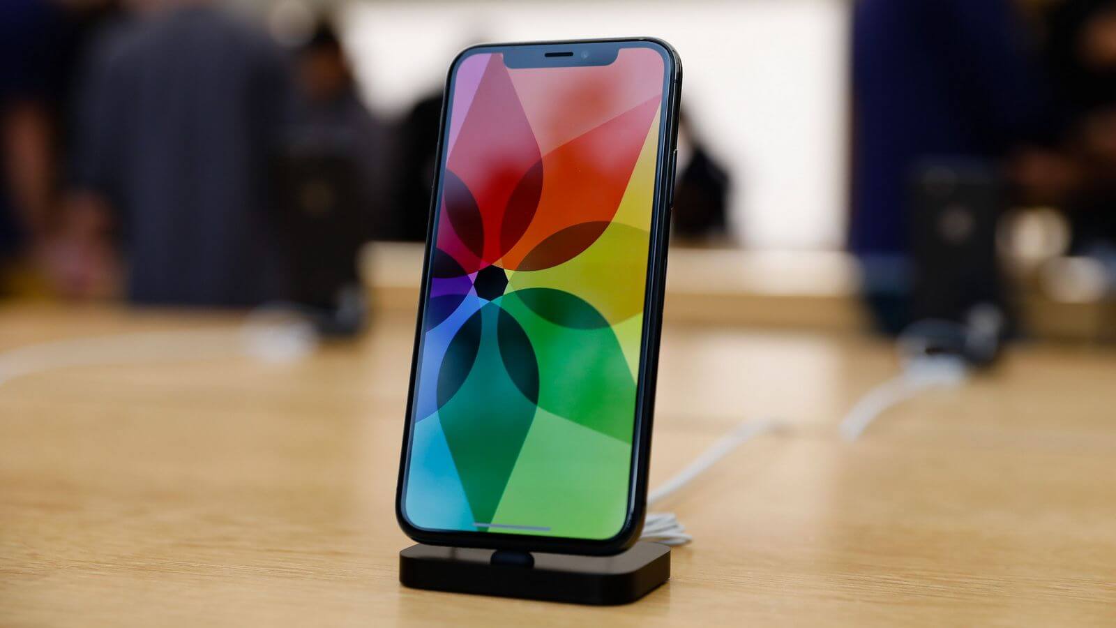 Тим Кук пообещал снизить цены на iPhone. Тим Кук пообещал снизить цены на iPhone. Фото.