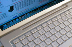 MacBook (Late 2009): Unibody из белого поликарбоната…. Фото.