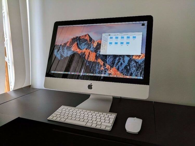 Unibody iMac, пульты дистанционного управления и мышь…. Unibody iMac, пульты дистанционного управления и мышь…. Фото.
