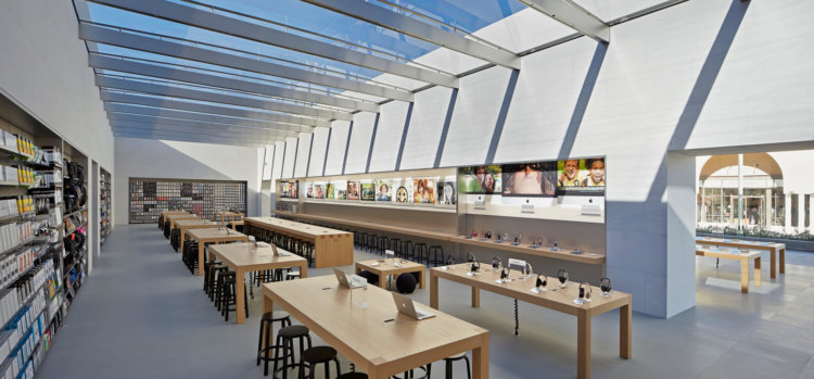 Apple Store в России. Когда? Фото.