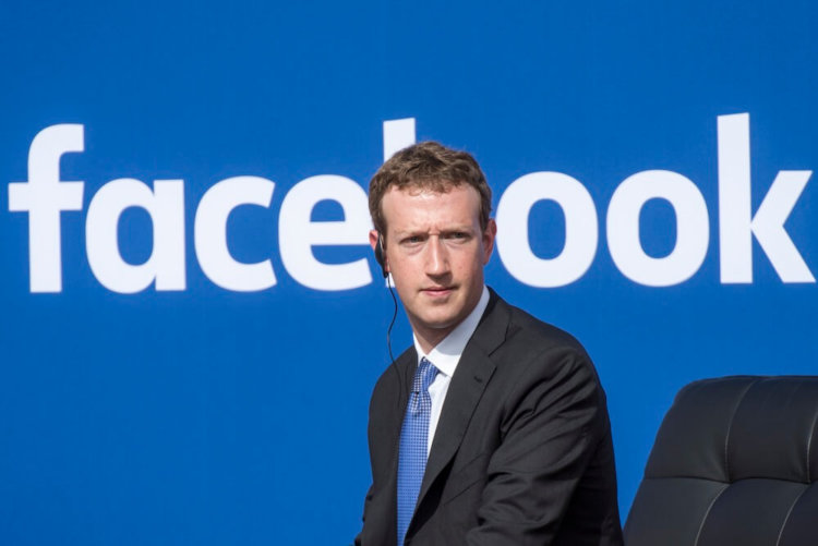 Как Apple остановила работу Facebook на целый день и лишила ее части сотрудников. Фото.