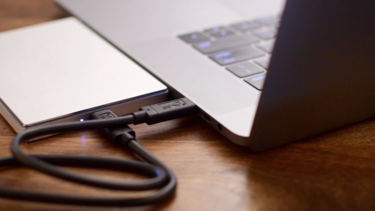 Почему вам не придется обновлять свой MacBook ради USB 4. Фото.