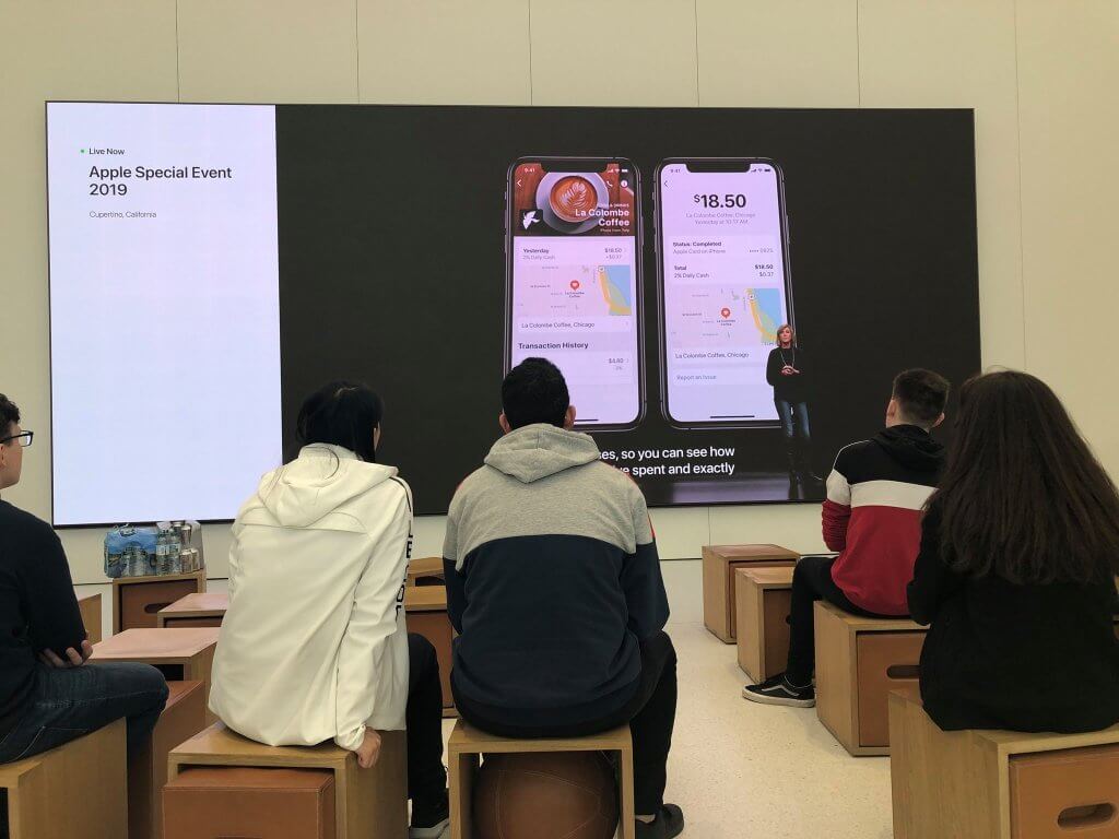 ФОТО: Как смотрели презентацию Apple в разных уголках мира. Apple Ливерпуль. ФОТО: Как смотрели презентацию Apple в разных уголках мира. Apple Ливерпуль. Фото.