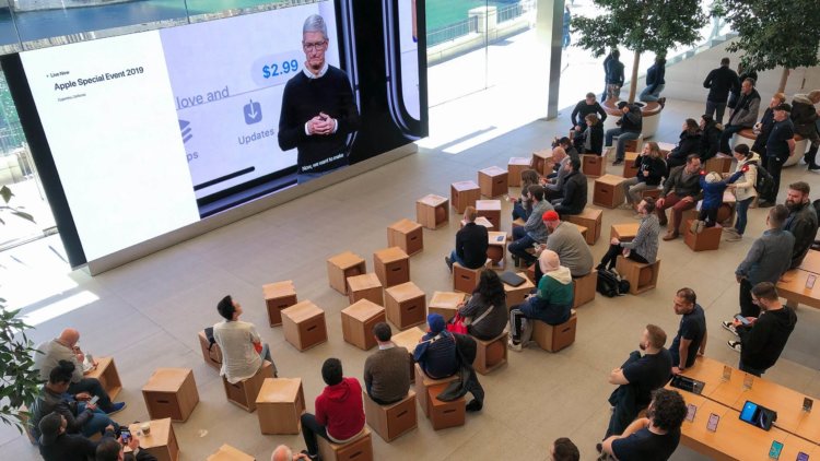 ФОТО: Как смотрели презентацию Apple в разных уголках мира. Фото.