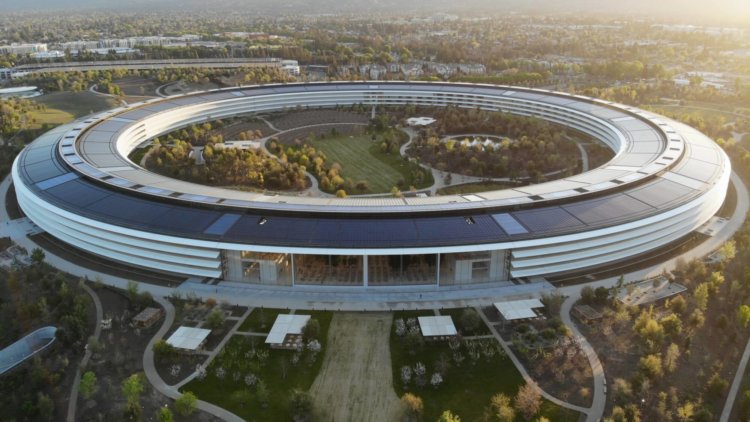 Apple делает упор на улучшение программных продуктов. Apple делает упор на улучшение программных продуктов. Фото.