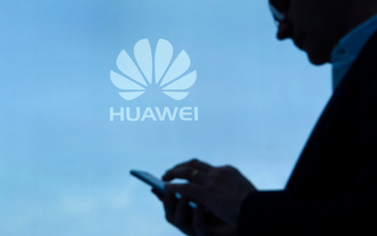 Даже руководство Huawei предпочитает технику Apple. Фото.