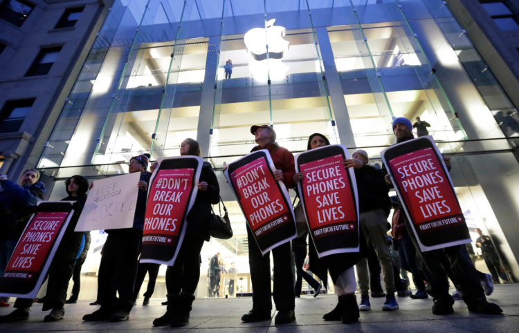 Правозащитники призвали Apple лишить саму себя доступа к данным iCloud. Тим Кук — за. Фото.