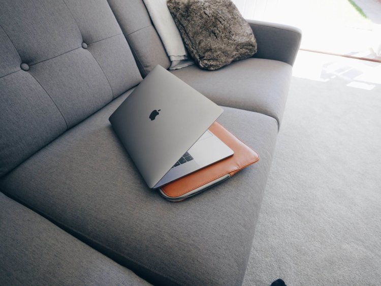 Как небольшой косметический дефект MacBook может стать поводом для отказа в гарантии. Фото.