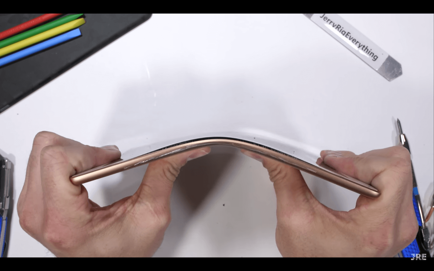Корпус iPad mini 5 испытали на прочность. Тест на сгибаемость. Корпус iPad mini 5 испытали на прочность. Тест на сгибаемость. Фото.