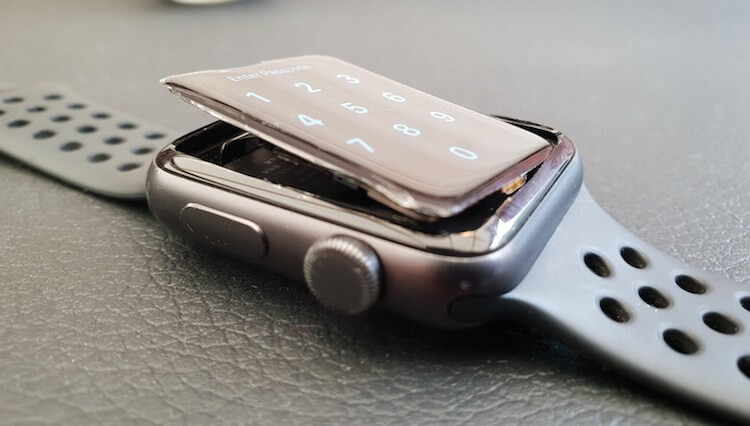 Замена часам apple watch. Вздутая батарея Эппл вотч. Разбитые эпл часы. Разбитый Эппл вотч. IWATCH вздулась батарейка.