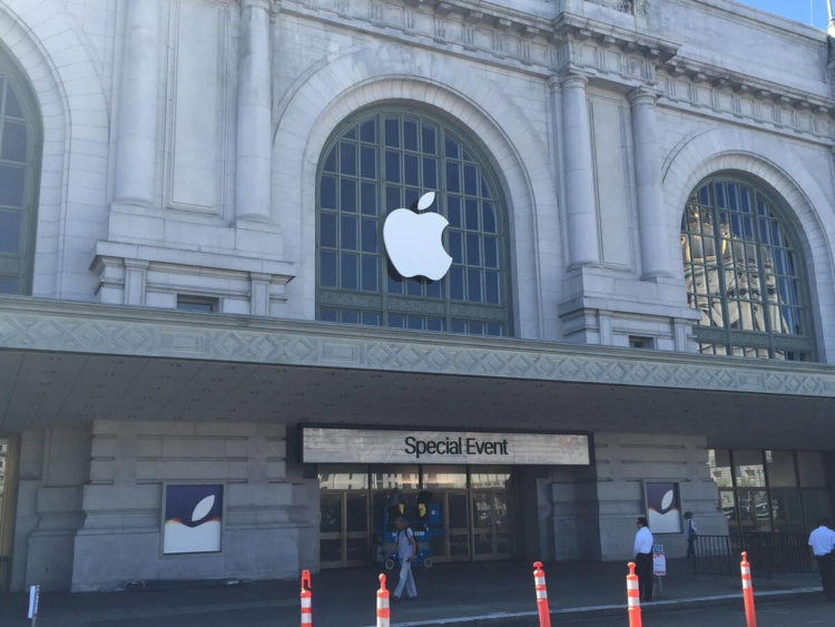 Первое мартовское событие в истории Apple, 2015. Фото.