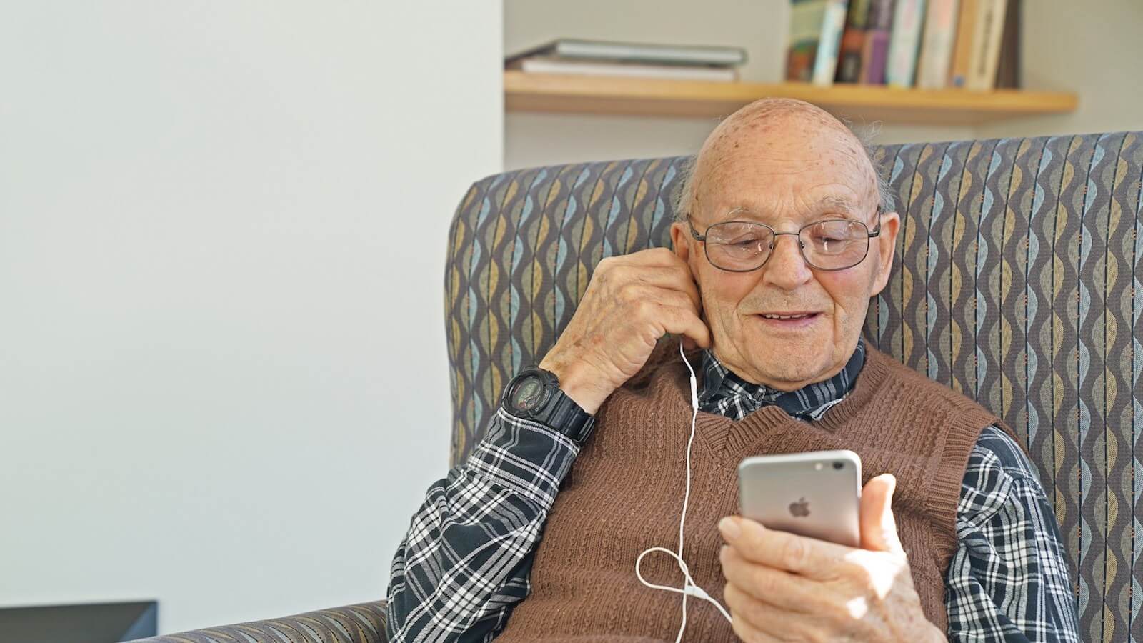 Смартфон для пенсионеров 2024. Дед со смартфоном. Смартфон для пенсионеров. Дедушка с мобильником. Дедушка с телефоном.