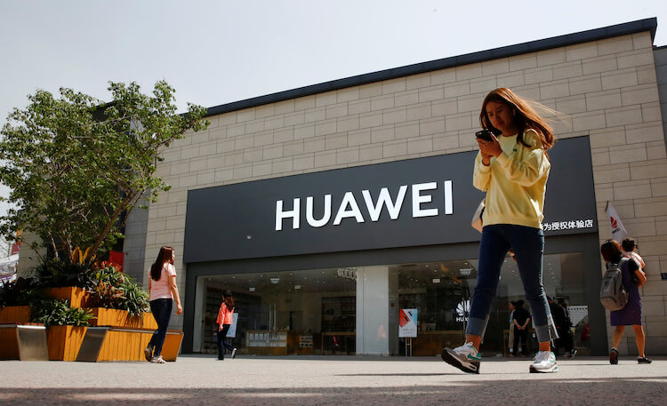 Это не шутки: китайцы начали отказываться от iPhone в пользу Huawei. Это не шутки: китайцы начали отказываться от iPhone в пользу Huawei. Фото.