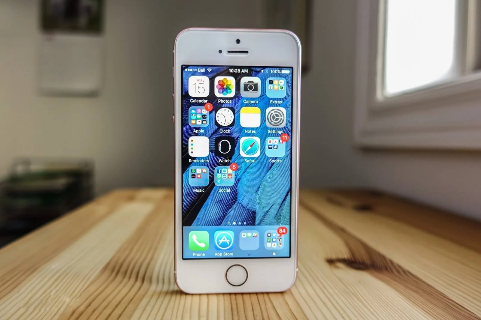 Apple iphone se. Iphone se 1-го поколения. Айфон се 2016 белый. Айфон на весь экран.