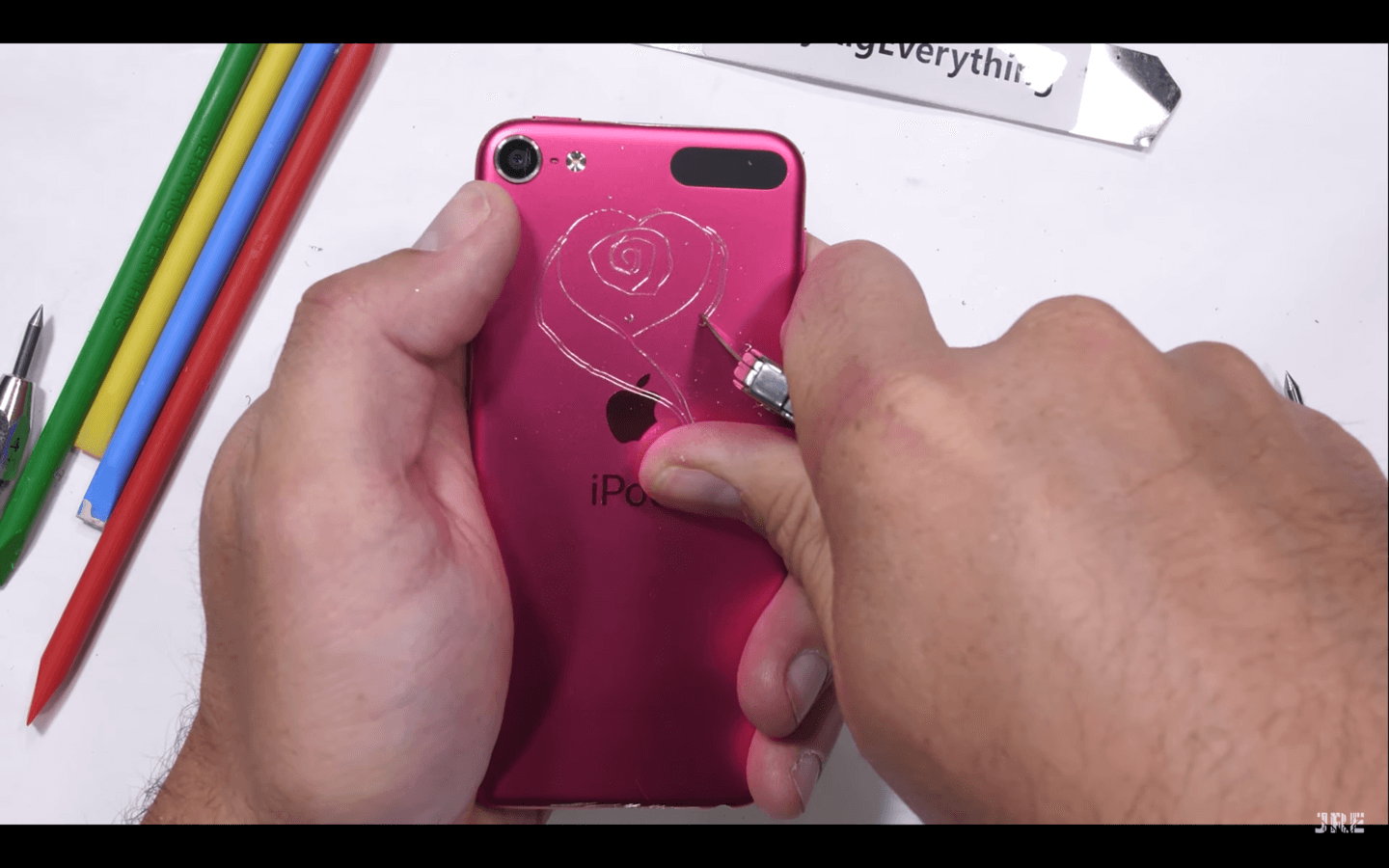 Новый iPod Touch проверили на прочность. Устойчивость корпуса к царапинам. Новый iPod Touch проверили на прочность. Устойчивость корпуса к царапинам. Фото.