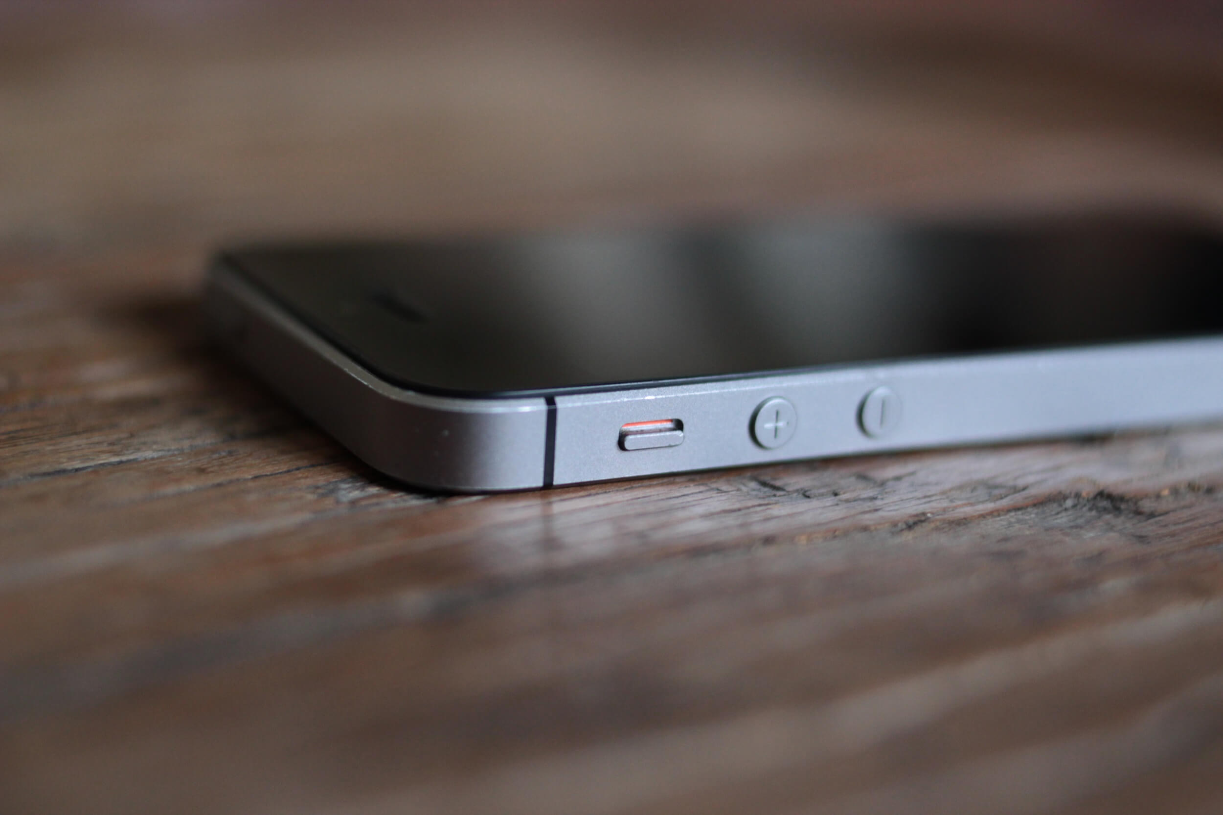 iPhone SE: Попытка возврата. iPhone SE, вид снаружи. iPhone SE: Попытка возврата. iPhone SE, вид снаружи. Фото.