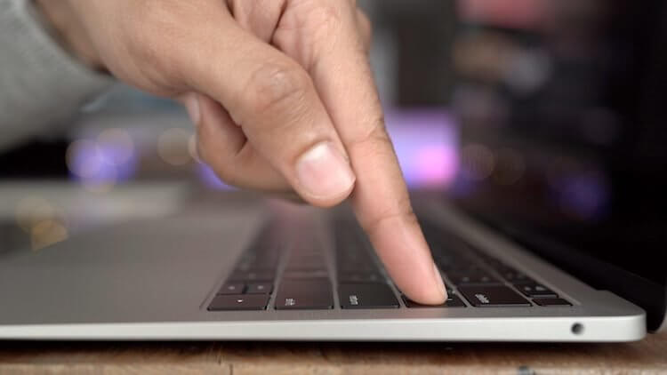 Apple не исправила клавиатуру новых MacBook Air и Pro. Фото.