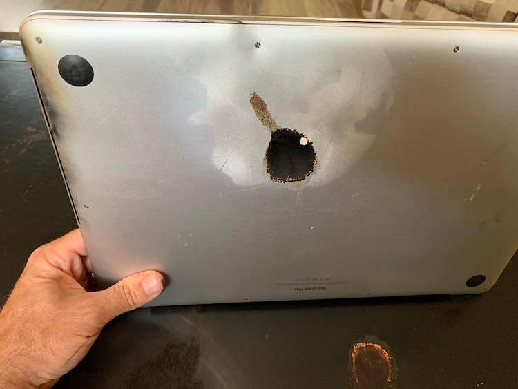 #Фото: Как выглядит MacBook Pro после взрыва аккумулятора. #Фото: Как выглядит MacBook Pro после взрыва аккумулятора. Фото.