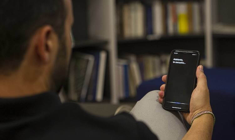 Apple слушает разговоры пользователей. Ну и что? Фото.